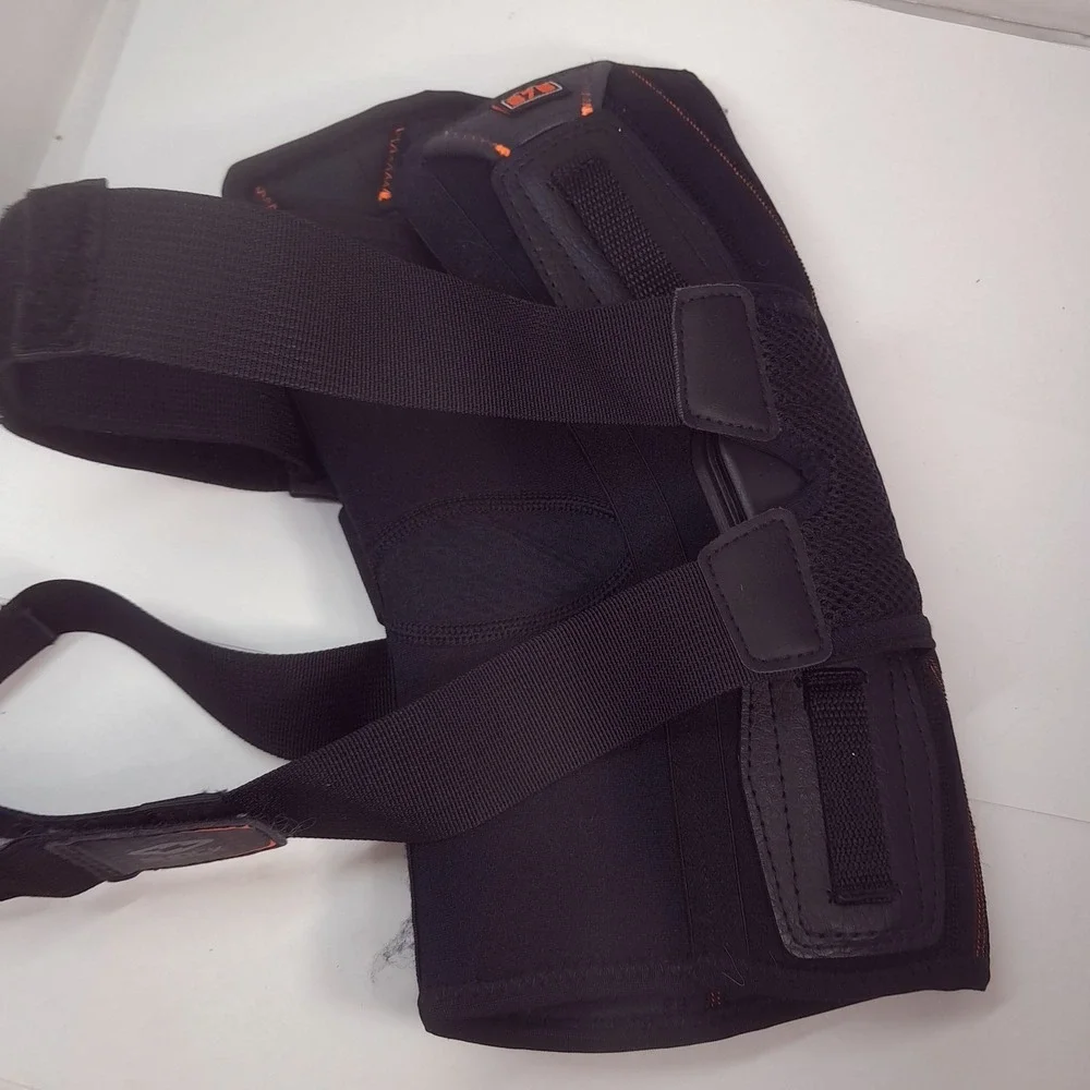 Shock Doctor 875 ultra knee support brace with bilateral hinges sz MEDIUM black